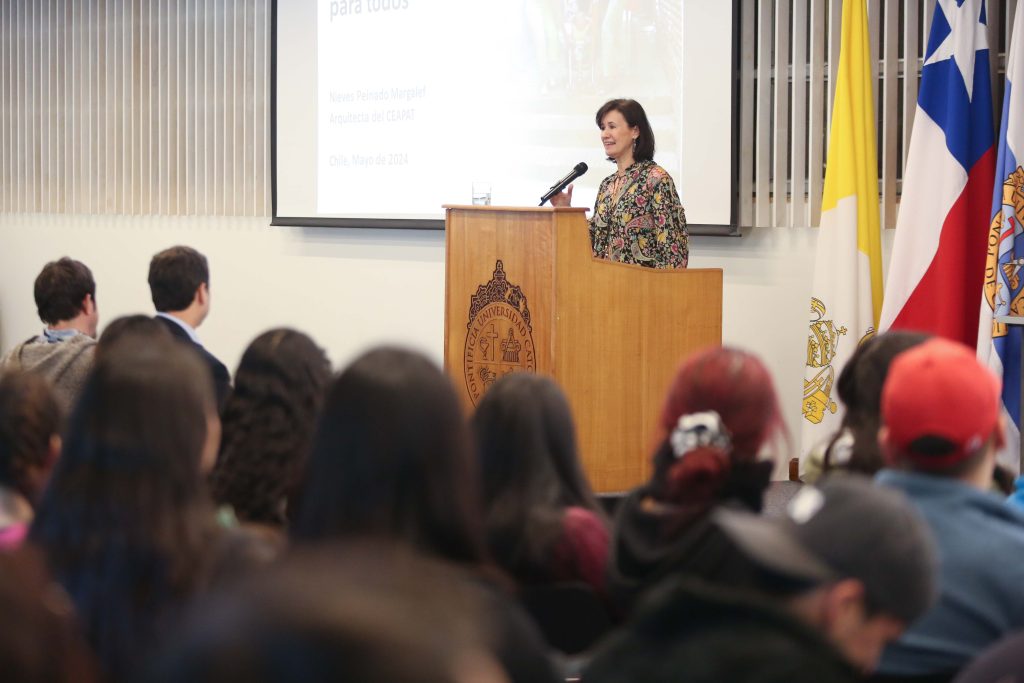 imagen en donde se ve a varias personas sentadas mirando adelante a Nieves Peinado que está exponiendo. 