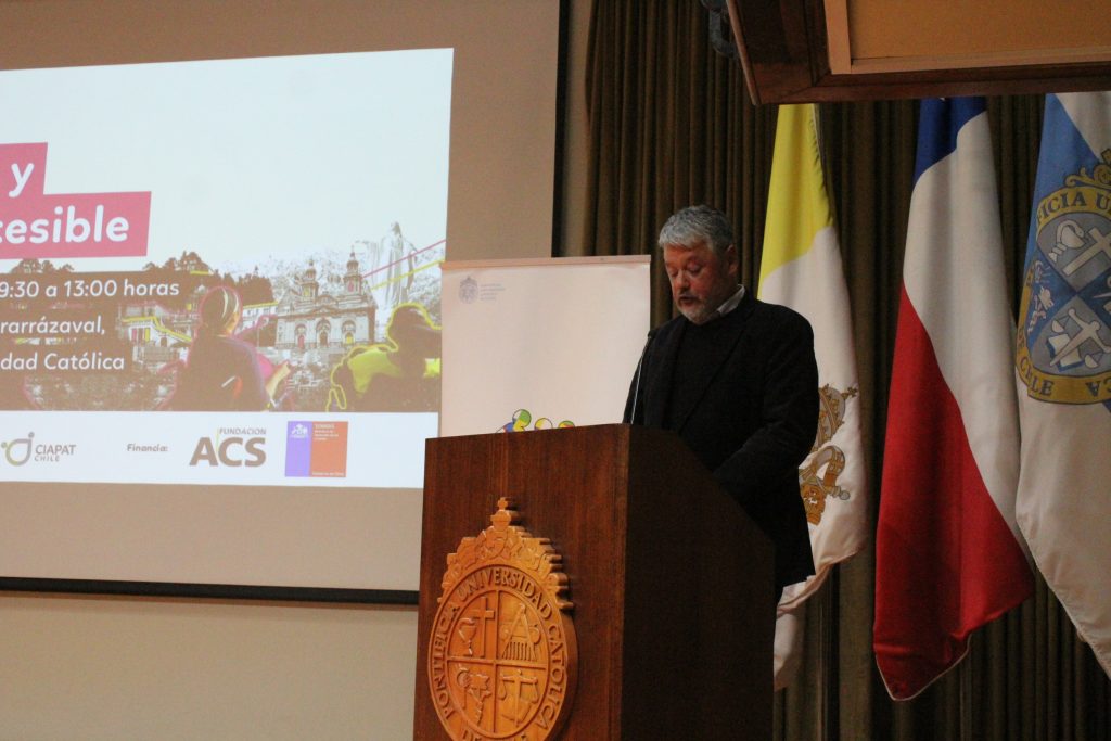 imagen en donde aparece una persona en un podio, la cual es el Director Regional Metropolitano de SENADIS, hablando en un podio en un escenario