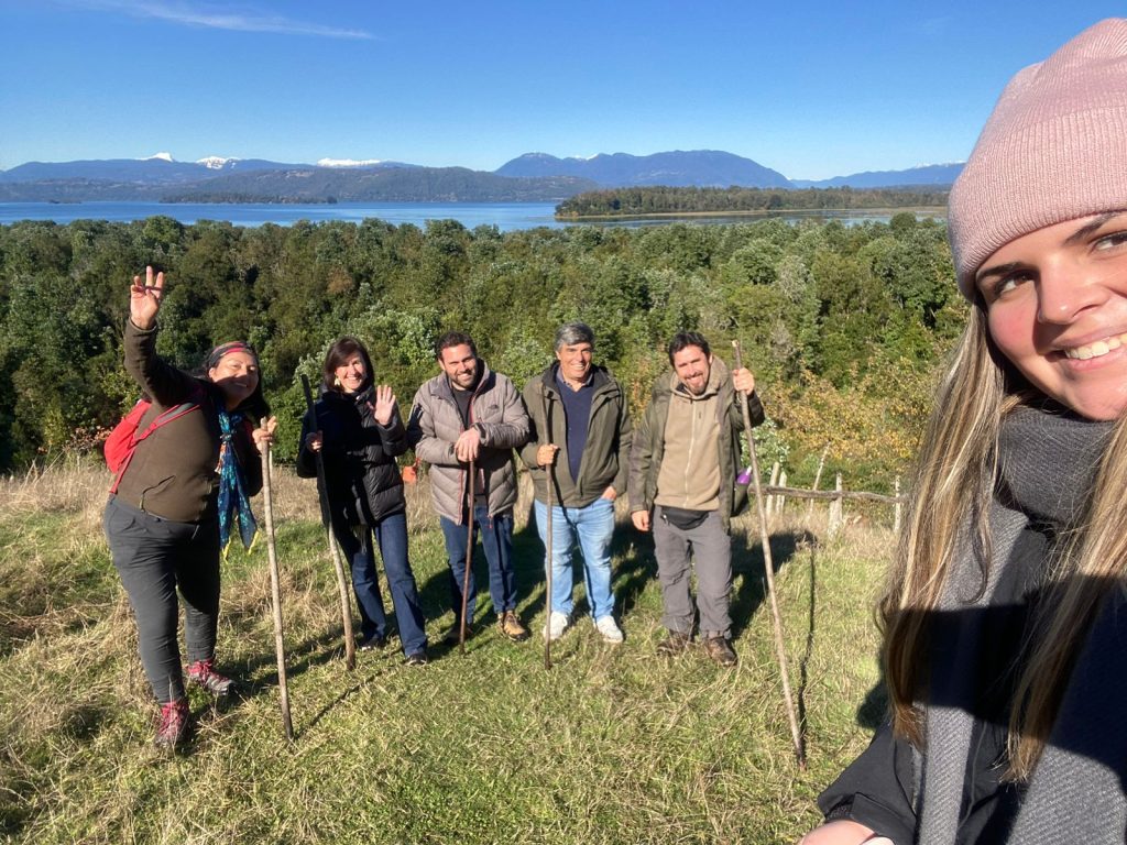 Fotografía en la que aparecen 6 personas de pie y de fondo el Lago Calafquén