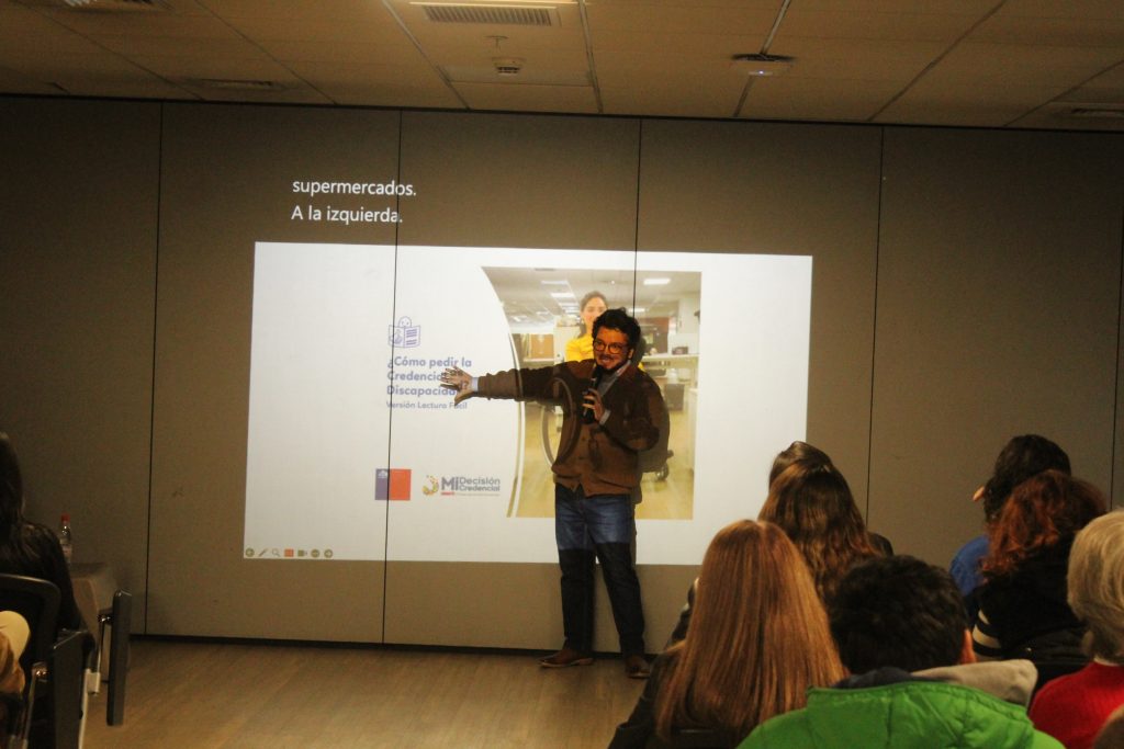 fotografía en la que aparece Marcelo Pizarro realizando una presentación