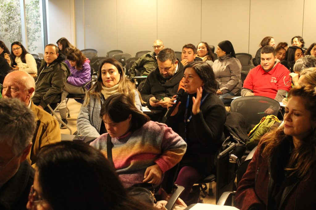 imagen en la que aparece una persona en la audiencia haciendo una pregunta. 