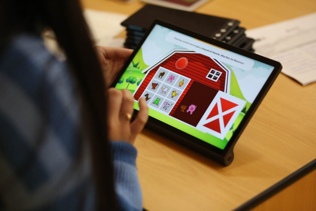 fotografía en donde aparece una toma de cerca de la prueba granja del test Yellow Red en una tablet, en donde aparece el dibujo de un galpón. 