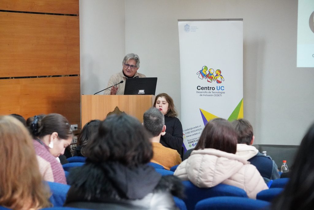 Ricardo Rosas, director de CEDETi UC, dando palabras de bienvenida en un podio.