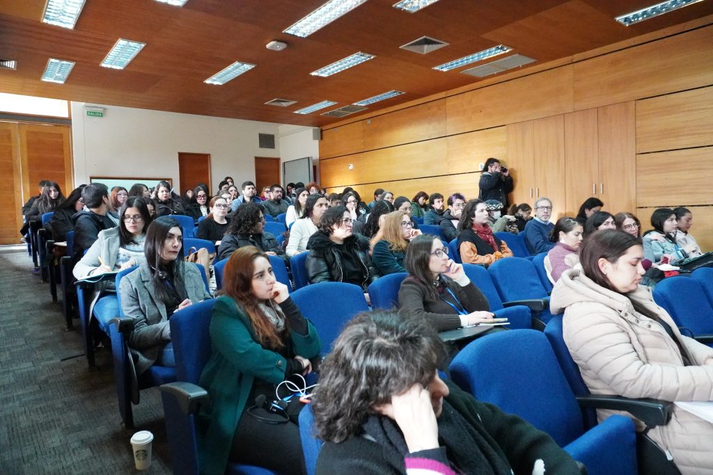 Fotografía que muestra a un grupo de personas sentadas en un auditorio.