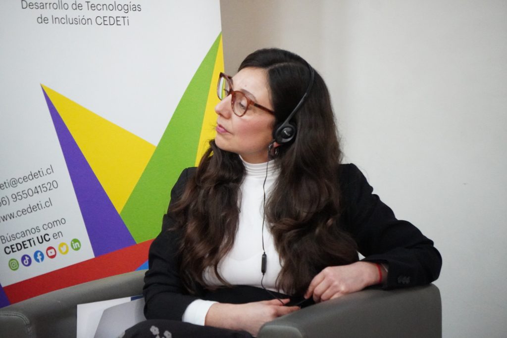 María Pilar Iturrieta, sentada en un sillón, observando hacía el público.
